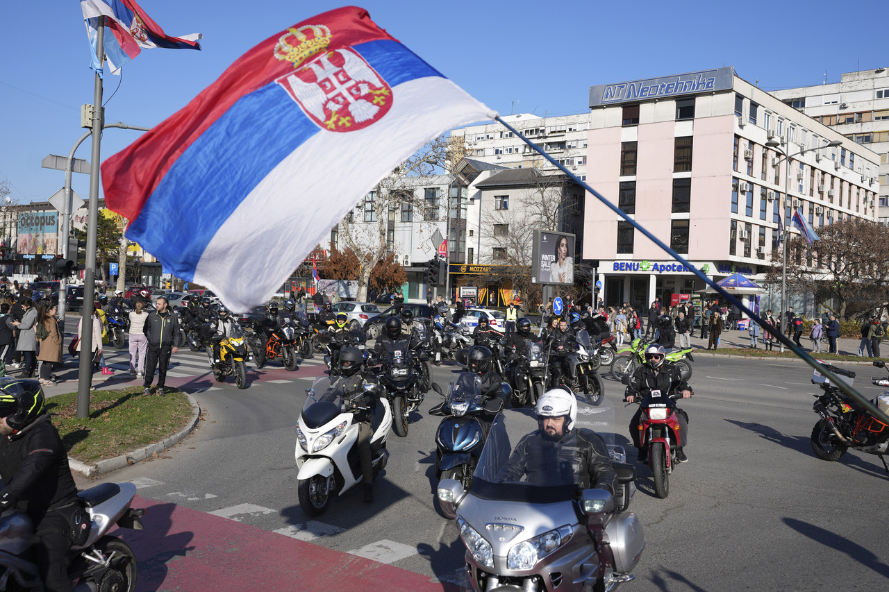 <p>Студентите, които прекараха до Моста на свободата в Нови Сад, бяха посрещнати от много студено утро. Малко преди 8:00 местно време повечето от тях бяха будни и готови за пореден ден на протести.</p>