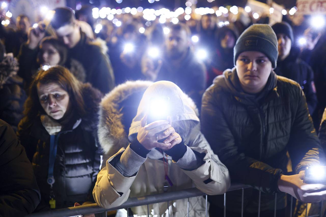 <p>Студентите, които прекараха до Моста на свободата в Нови Сад, бяха посрещнати от много студено утро. Малко преди 8:00 местно време повечето от тях бяха будни и готови за пореден ден на протести.</p>