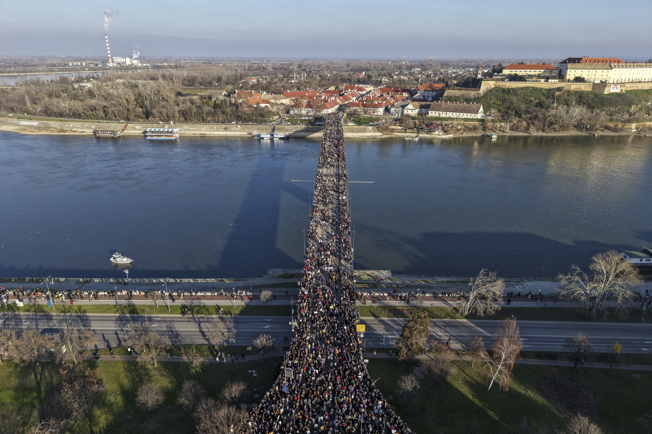 <p>Студентите, които прекараха до Моста на свободата в Нови Сад, бяха посрещнати от много студено утро. Малко преди 8:00 местно време повечето от тях бяха будни и готови за пореден ден на протести.</p>