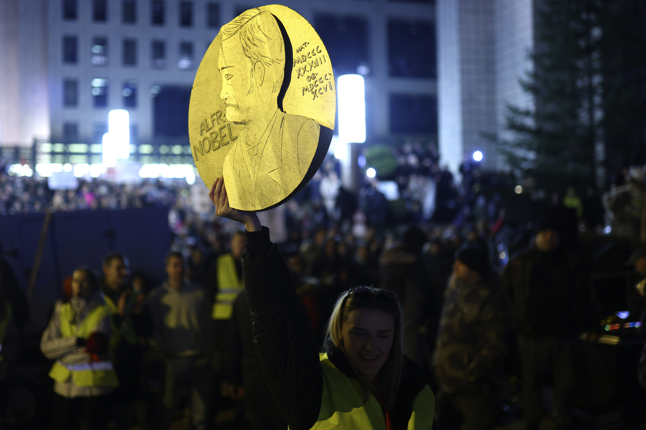 <p>Студентите, които прекараха до Моста на свободата в Нови Сад, бяха посрещнати от много студено утро. Малко преди 8:00 местно време повечето от тях бяха будни и готови за пореден ден на протести.</p>