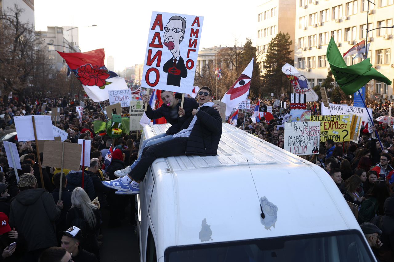 <p>Студентите, които прекараха до Моста на свободата в Нови Сад, бяха посрещнати от много студено утро. Малко преди 8:00 местно време повечето от тях бяха будни и готови за пореден ден на протести.</p>