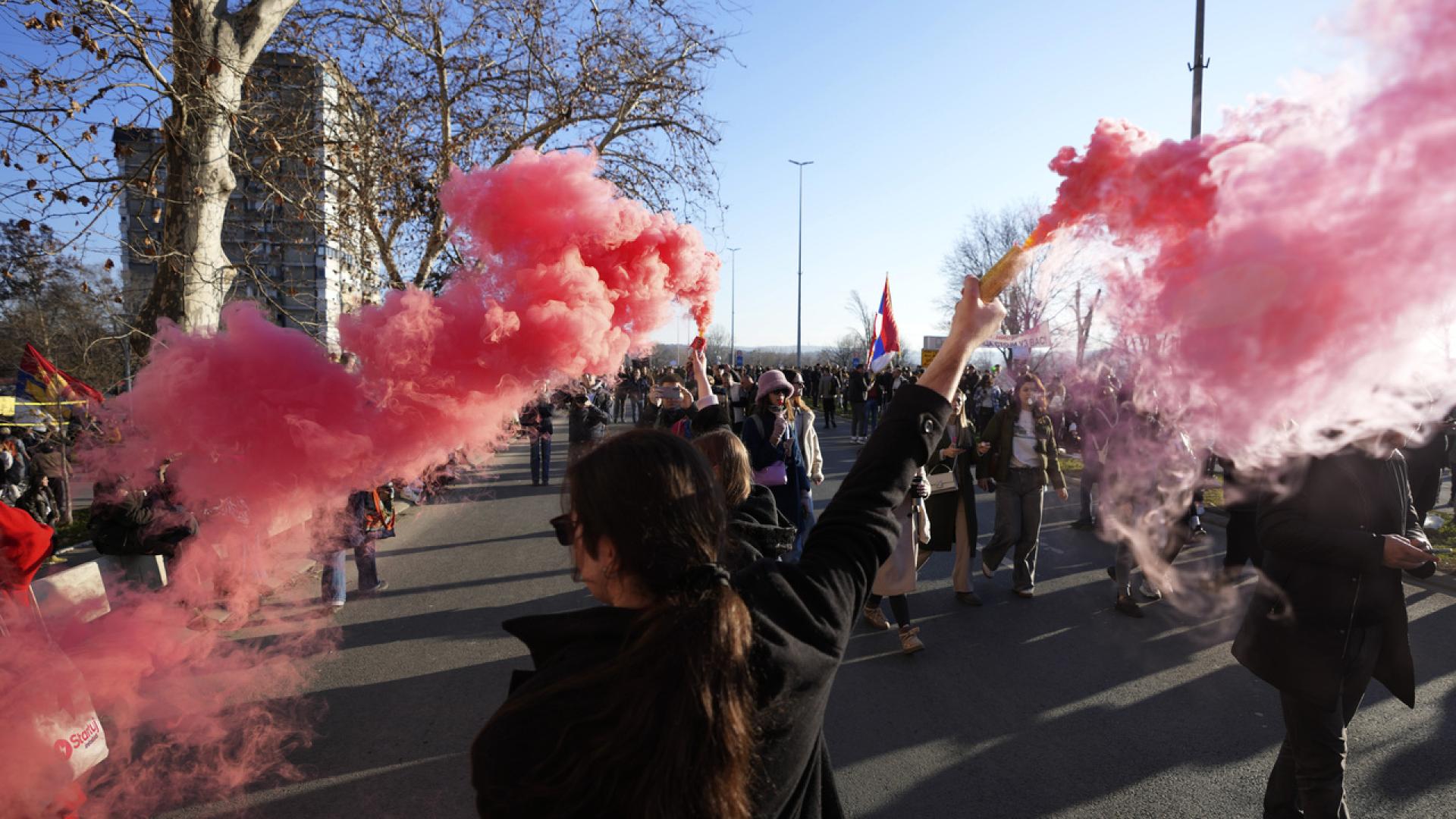 Снощи студенти и граждани се събраха пред общината на град