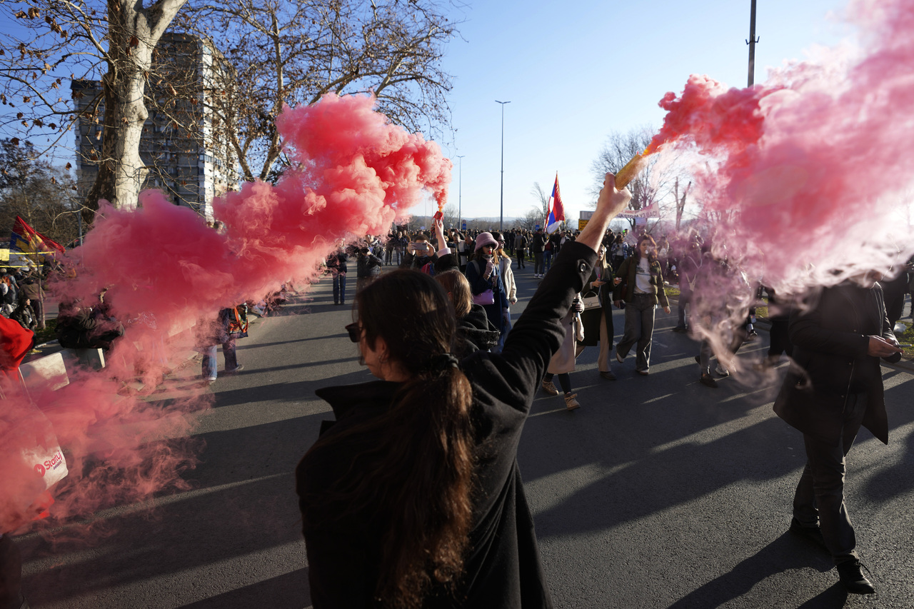 <p>Студентите, които прекараха до Моста на свободата в Нови Сад, бяха посрещнати от много студено утро. Малко преди 8:00 местно време повечето от тях бяха будни и готови за пореден ден на протести.</p>