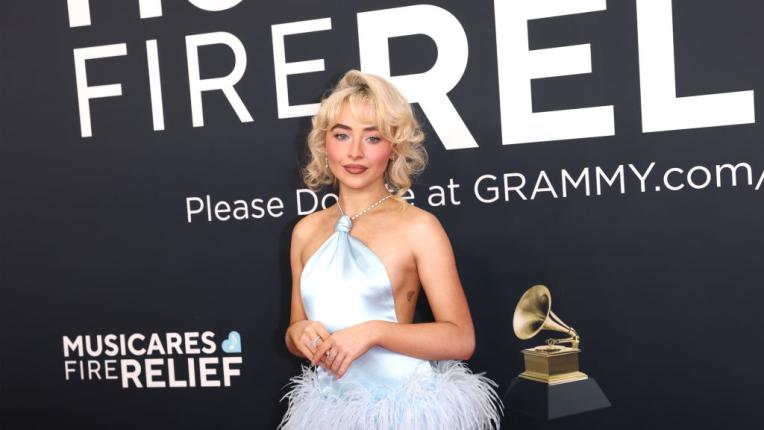  Най-добрите визии от аления килим на премиите „ Грами “ 