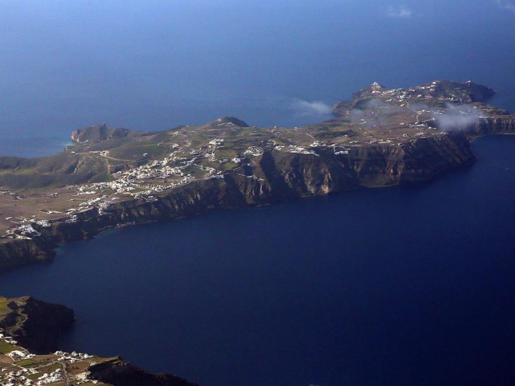 Продължително земетресение е регистрирано около гръцкия остров Санторини в южната