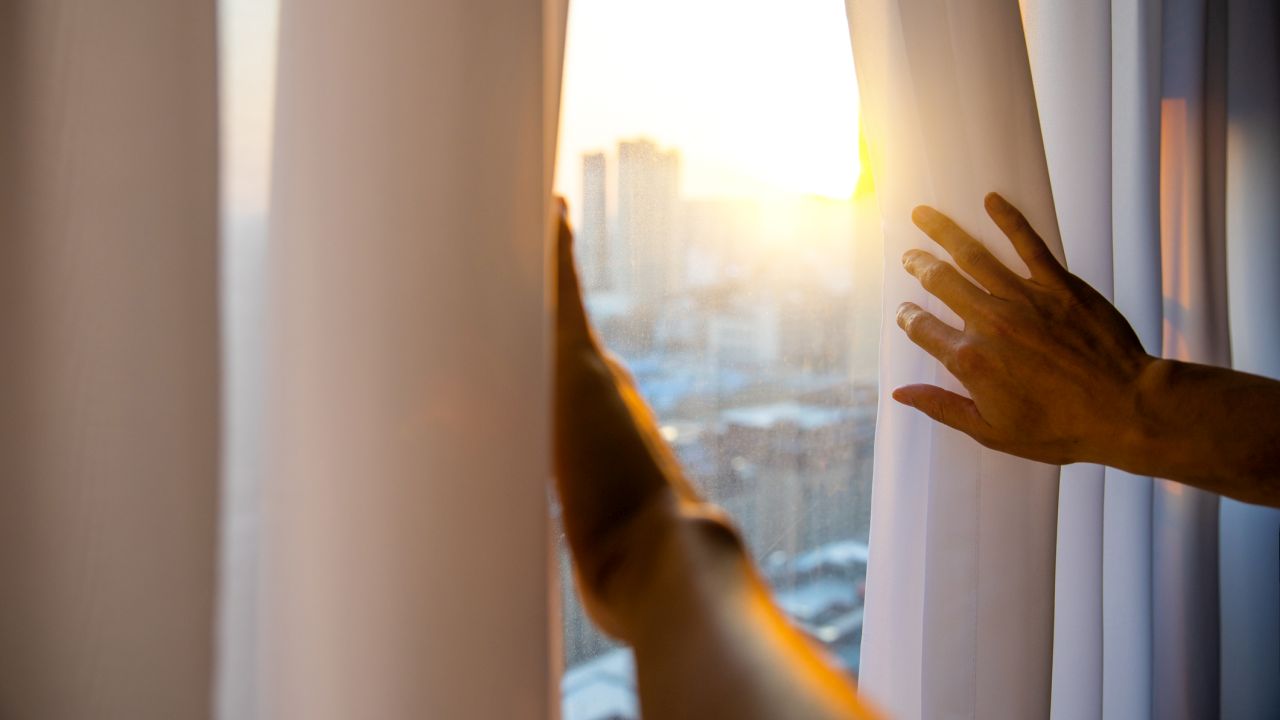 <p><strong>Получете повече сутрешна светлина</strong></p>

<p>Светлината е основният сигнал за човешкия биологичен часовник. Сутрешната слънчева светлина помага на тялото да се адаптира по-бързо към нов режим.</p>