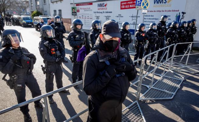 Заплахи и насилие при сблъсък между поддръжници на АзГ и протестиращи
