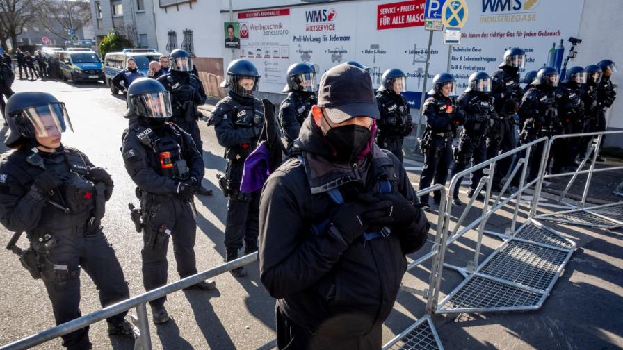 <p>Заплахи и насилие при сблъсък между поддръжници на АзГ и протестиращи (СНИМКИ/ВИДЕО)</p>