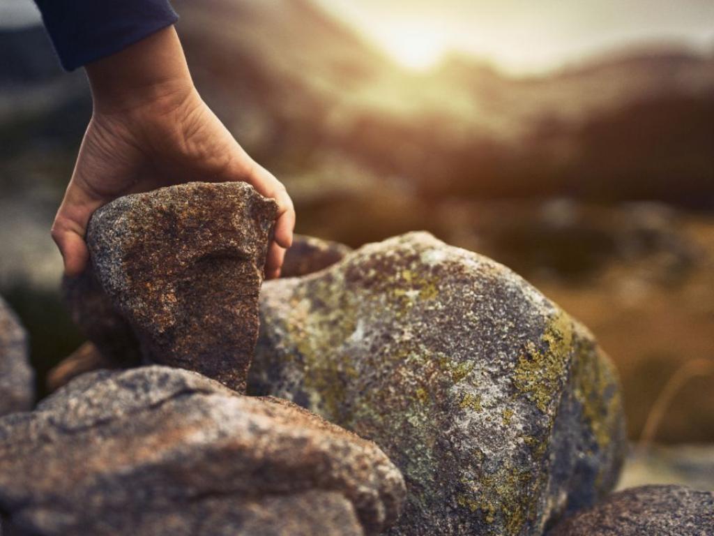 Трима малолетни са нанесли побой с камъни на 46 годишен мъж