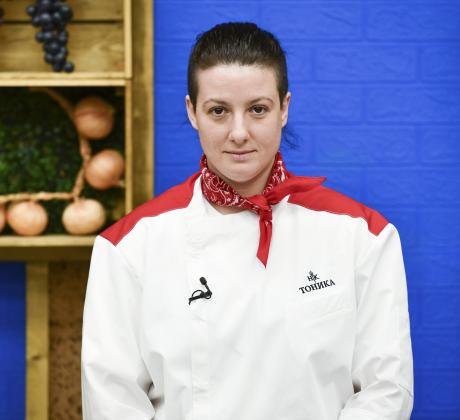 Въпреки кратката и коментирана авантюра между Тоника и Виктория в