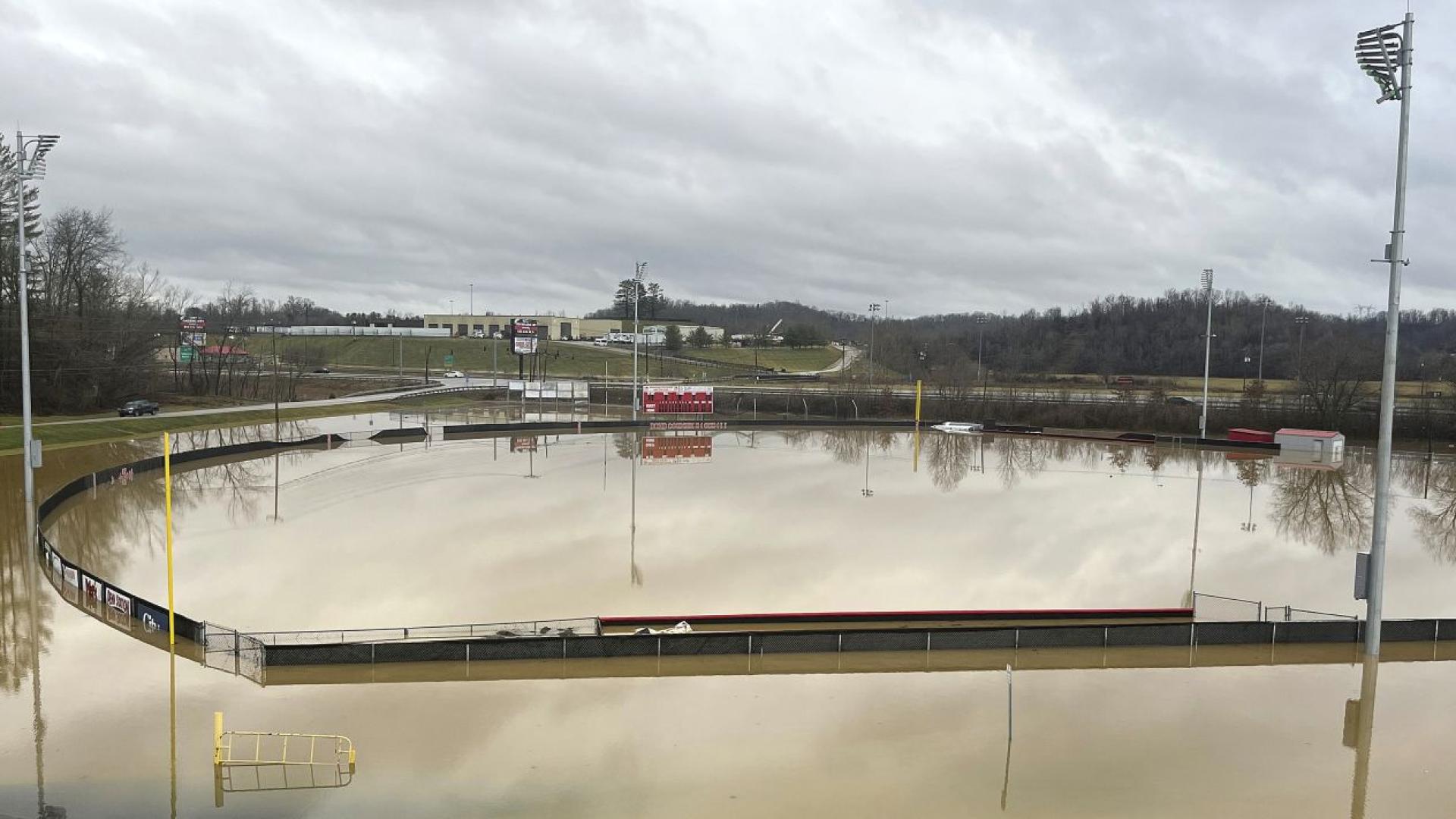 Четирима души загинаха при силни бури и наводнения в САЩ