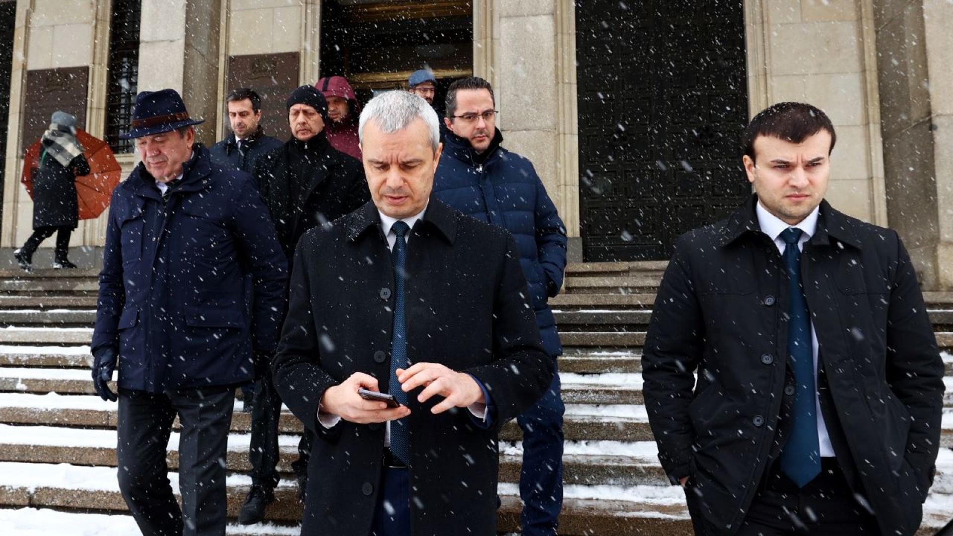 Лидерът на Възраждане Костадин Костадинов влезе във фоайето на БНБ