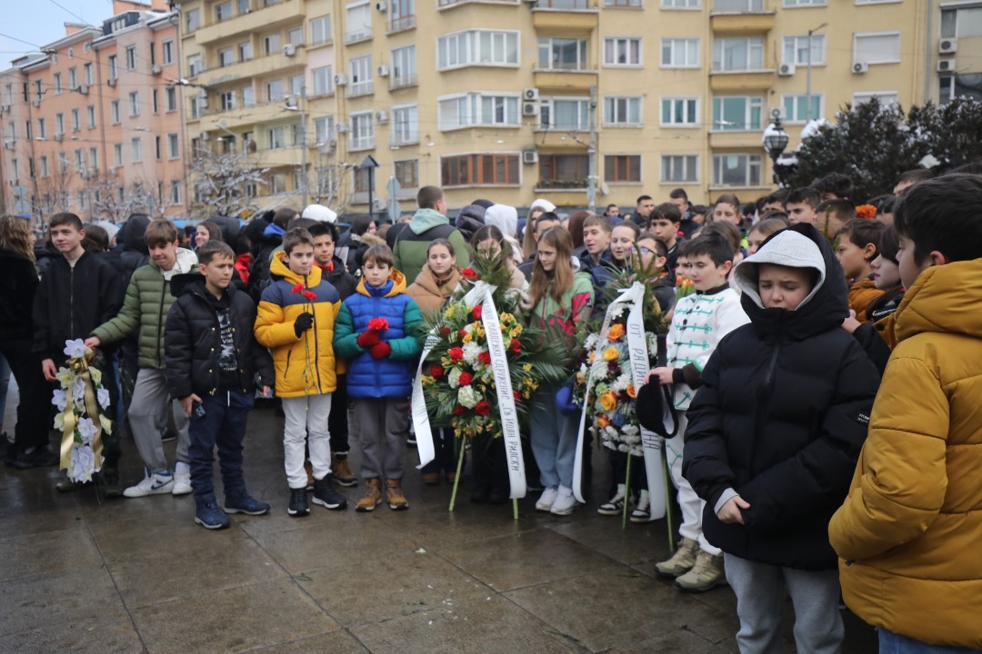 <p>Започна поднасянето на венци и цветя пред паметника на Апостола на свободата.</p>