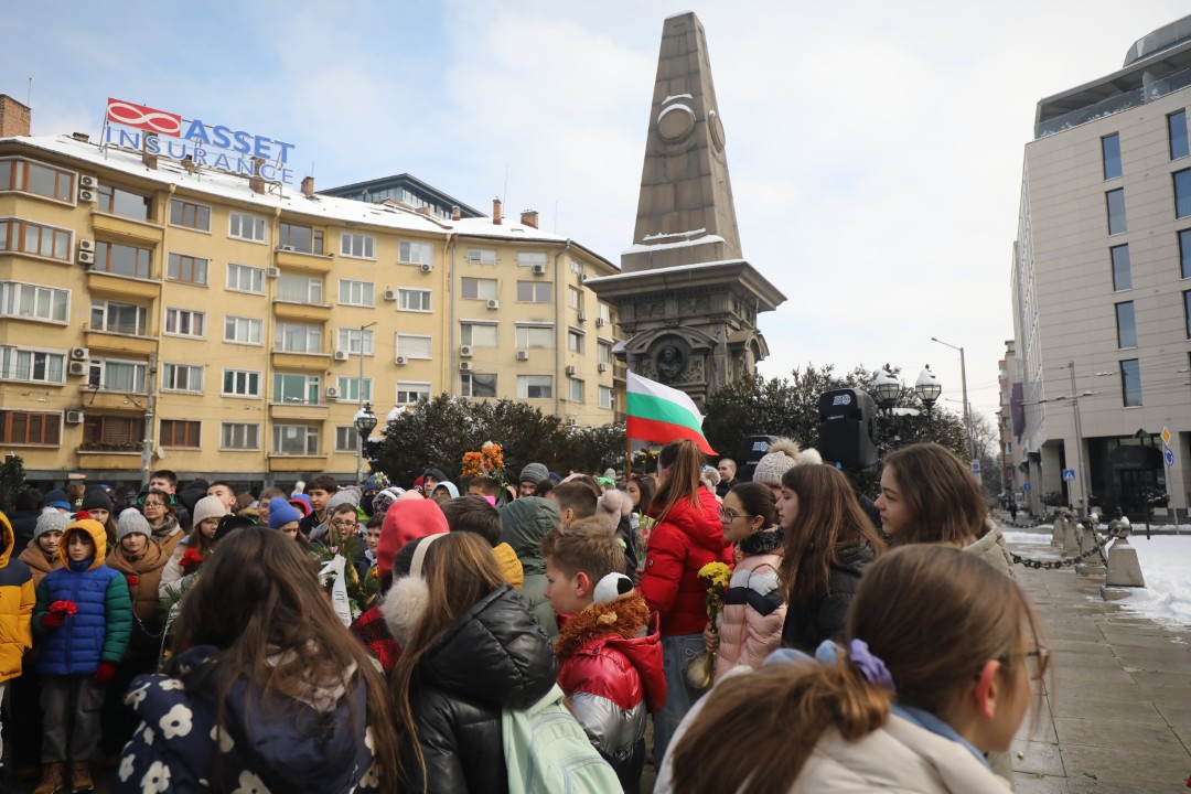 <p>Започна поднасянето на венци и цветя пред паметника на Апостола на свободата.</p>