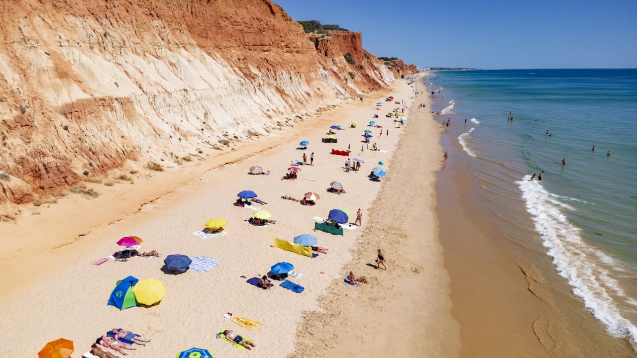 <p><strong>№5 Praia da Falesia, Алграве, Португалия</strong></p>