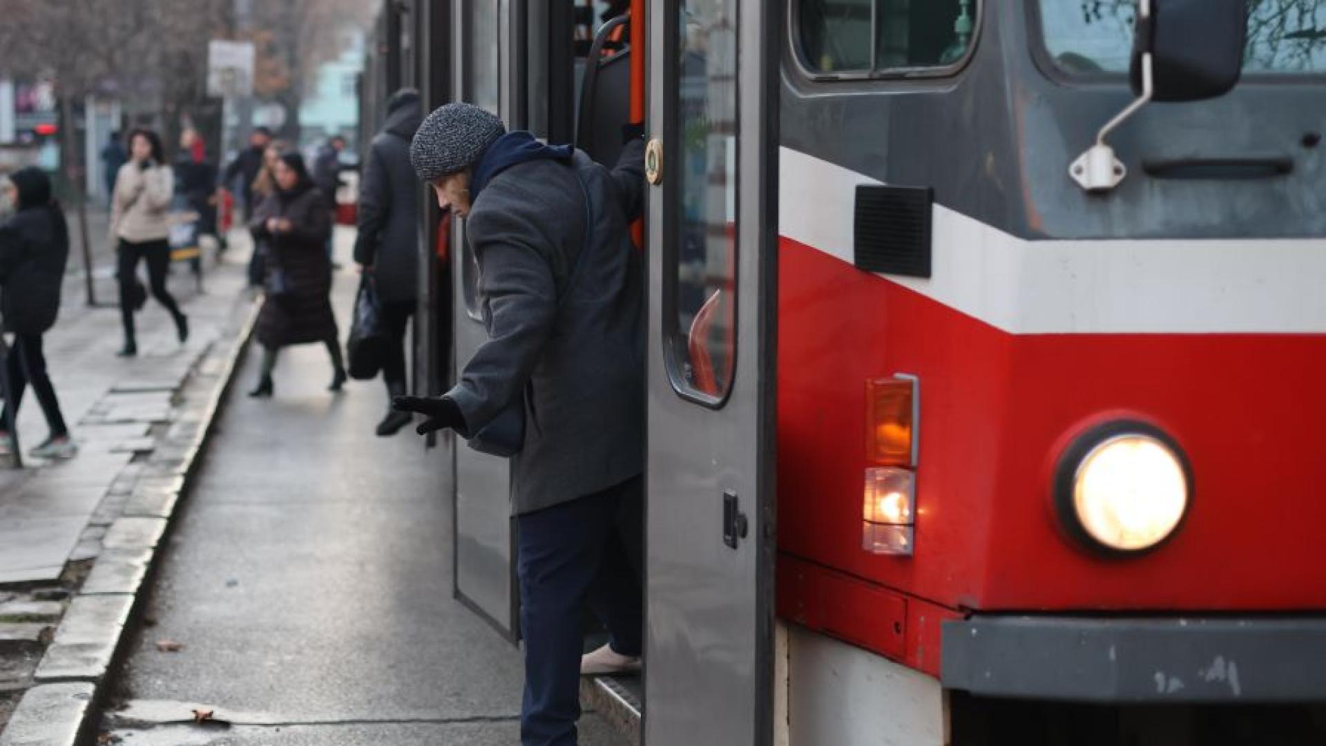 Трамвай движещ се по трасето на линии 1 7 и