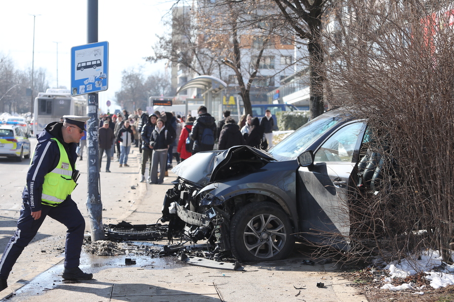 <p>Автомобил се вряза в автобусна спирка в София, двама са в болница</p>