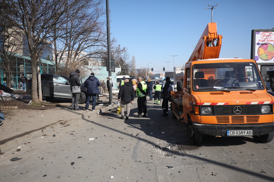 <p>Автомобил се вряза в автобусна спирка в София, двама са в болница</p>