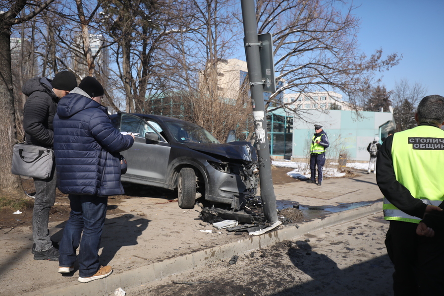 <p>Автомобил се вряза в автобусна спирка в София, двама са в болница</p>