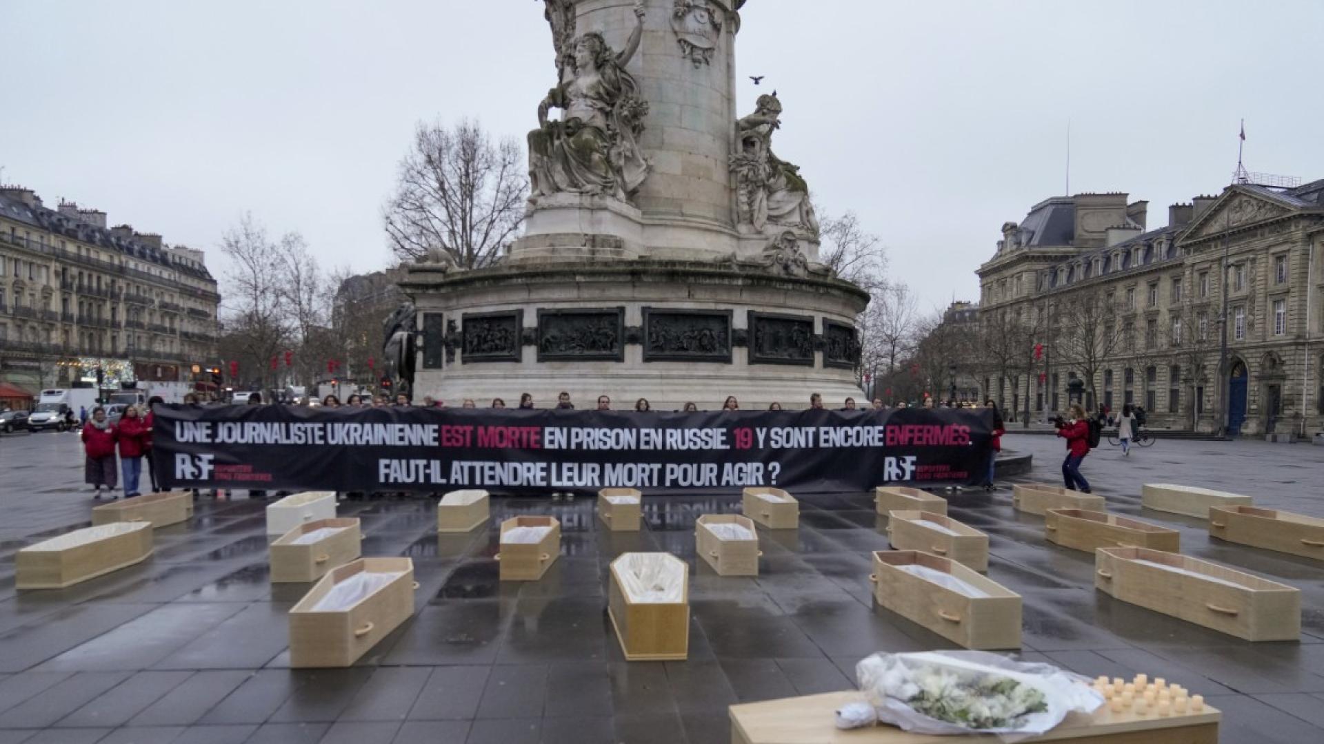 Вцентъра на Париж тази сутрин бяха поставени 20 ковчега за