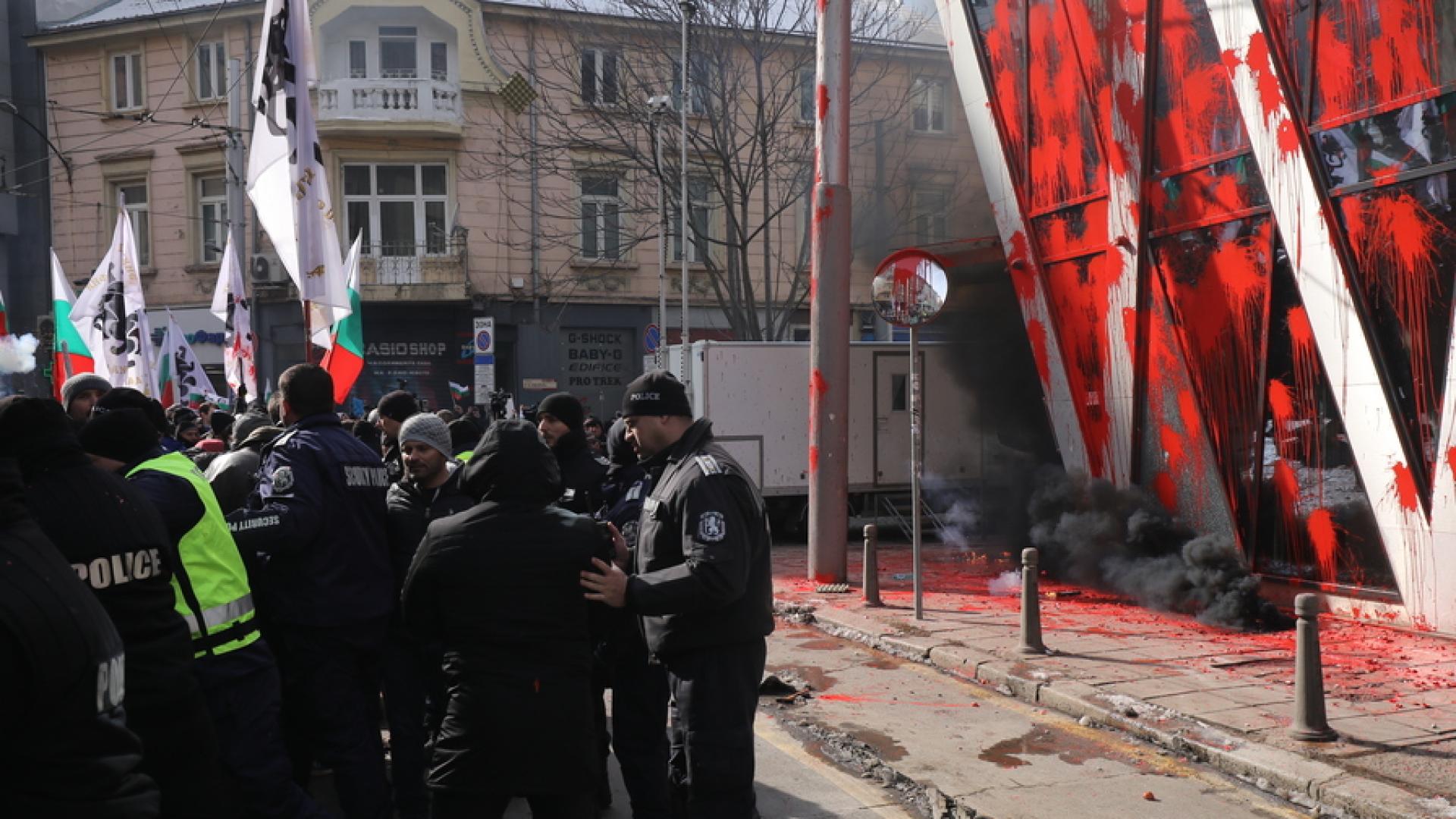 Дрехите на арестуваните участници в протеста на Възраждане пред сградата