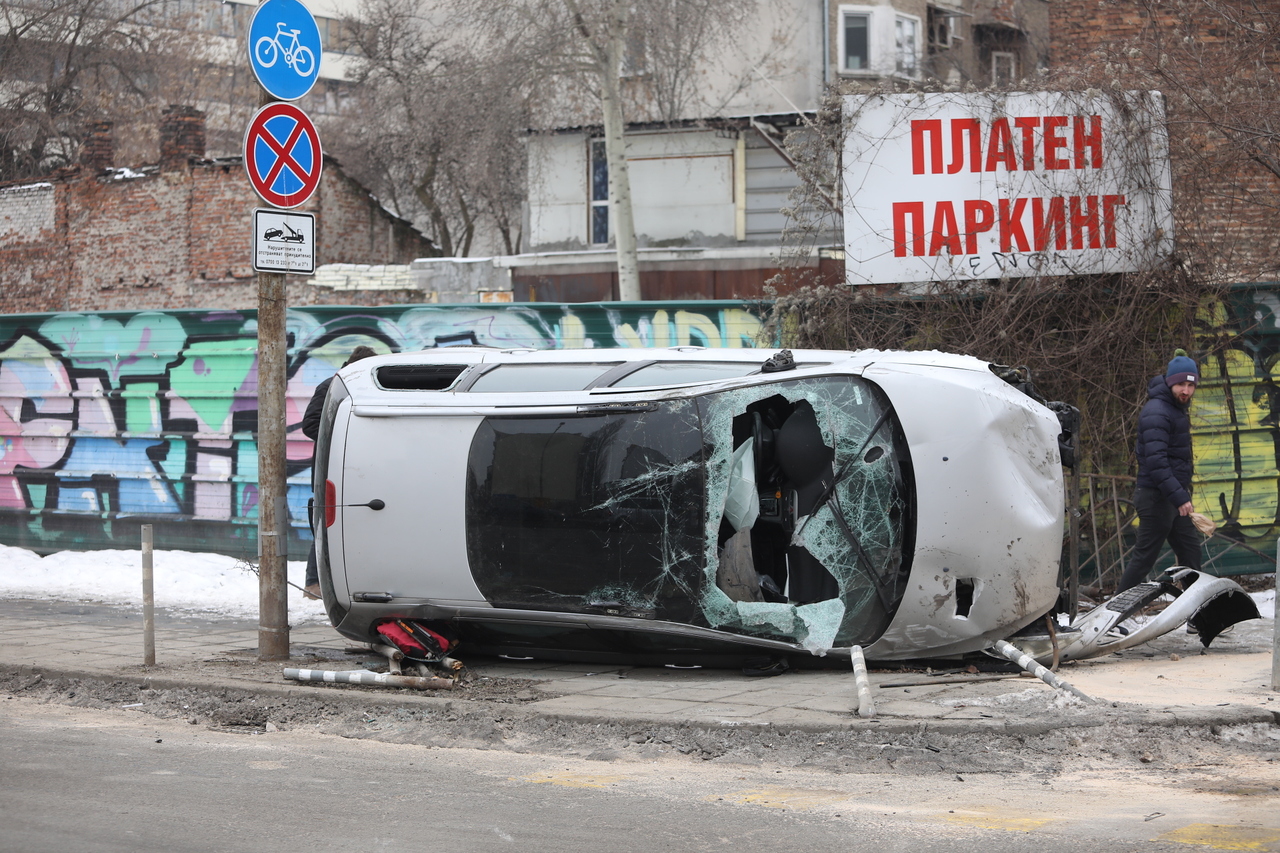 <p>Тежка катастрофа между две коли на кръстовището на бул. &bdquo;Тодор Александров&rdquo; и ул. &quot;Опълченска&quot; в София.</p>