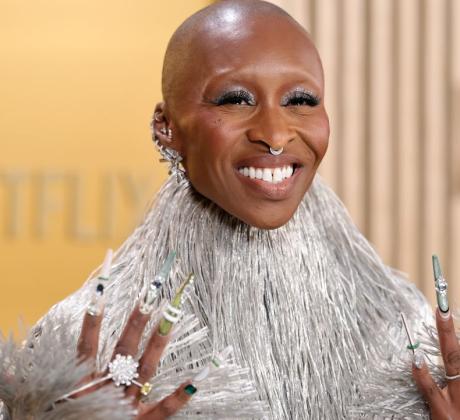 Светът на модата обича крайностите — мини чантичките в които