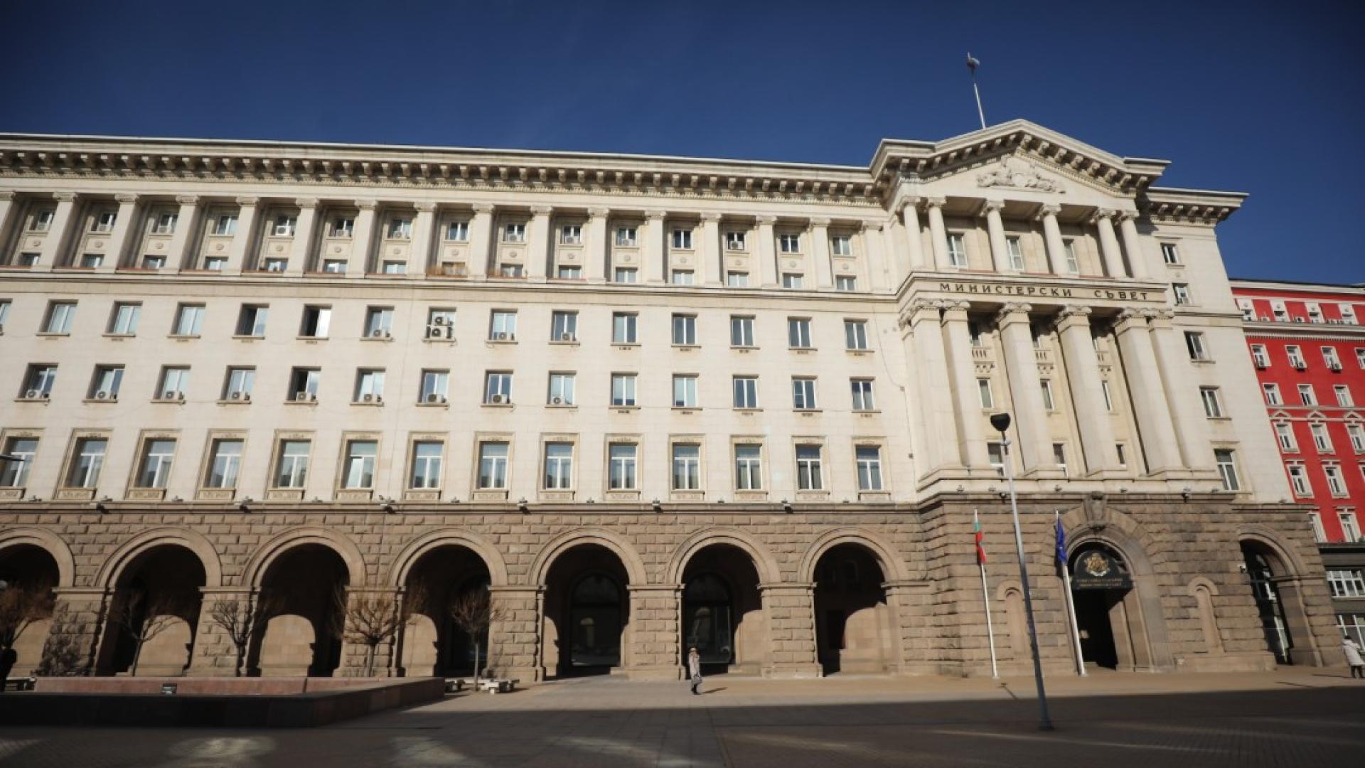 Синдикатите в готовност за протести заради ниско заплащане в няколко