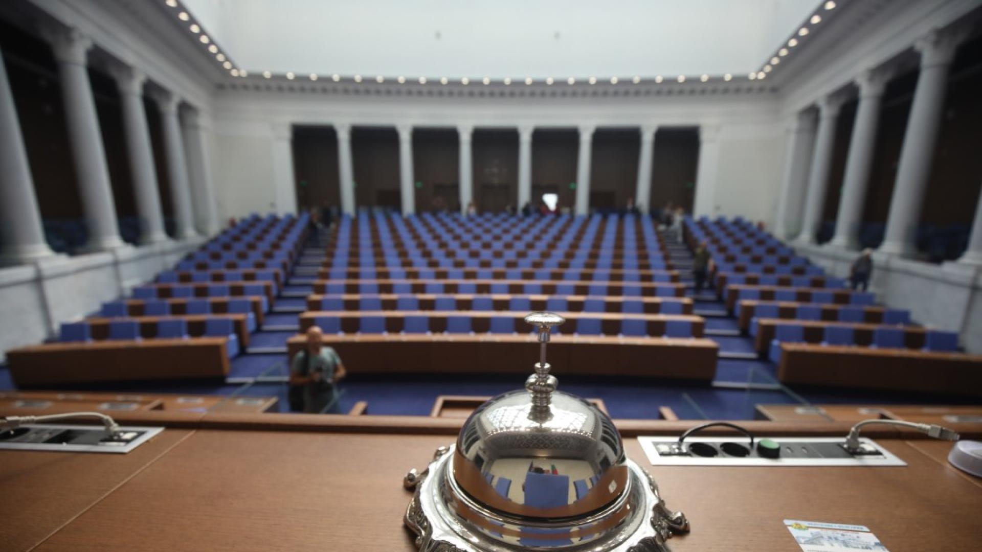 Непосредствено след третия вот на недоверие към кабинета Желязков и