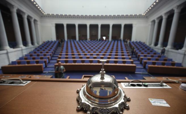 На прага на четвъртия вот на недоверие: Ще оцелее ли управляващата коалиция?