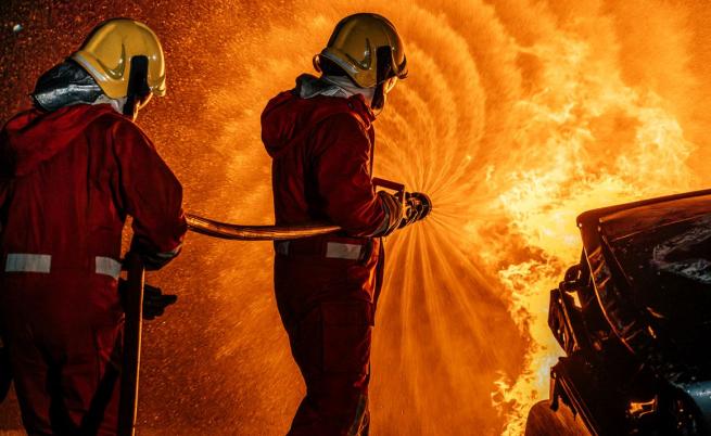 Пожарникари от Сливен спасиха инвалид от горяща вила, изнесоха го на ръце