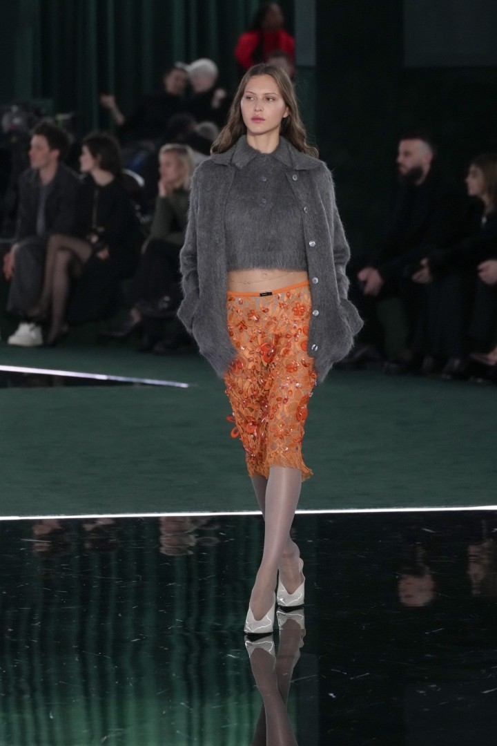 <p>Gucci откри Седмицата на модата в Милано с колекция от кожени палта, прави поли и рокли с презрамки, както и гама от дамски и мъжки тоалети есен-зима</p>