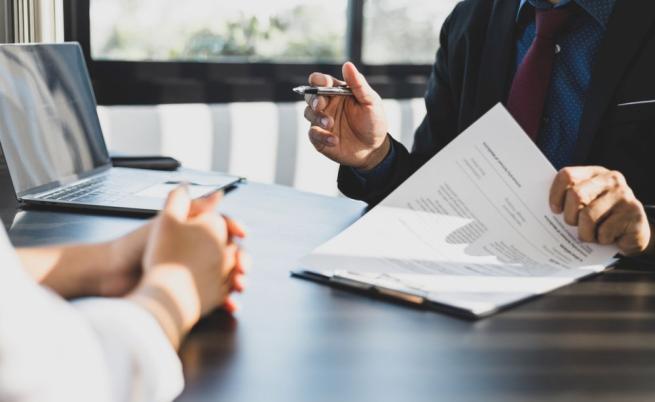 Защо държавните служители не плащат осигуровки