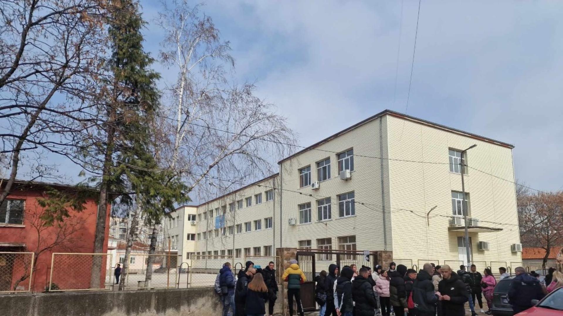 Граждани и ученици се събраха на протест срещу насилието между