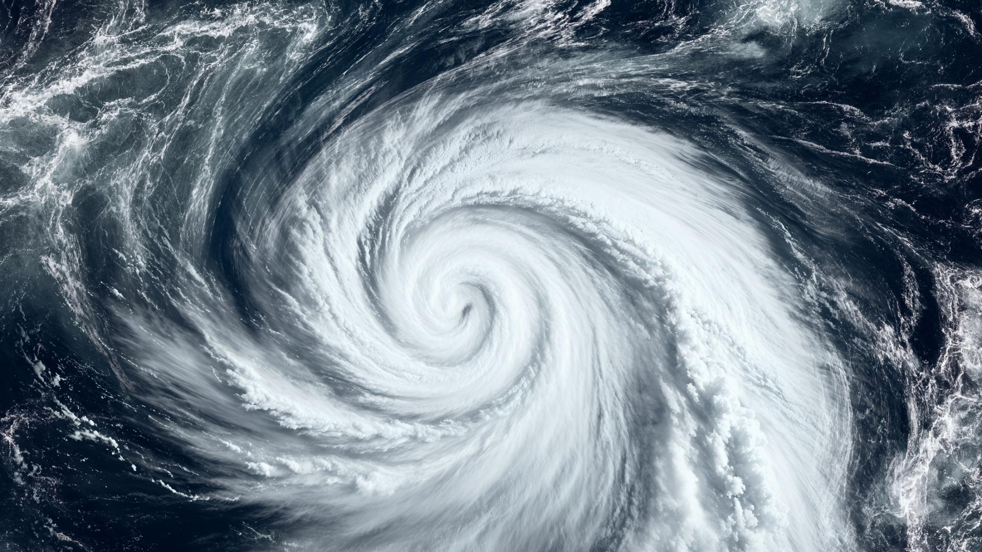 Най малко четирима души са загинали след като вчера циклонът Гаранс