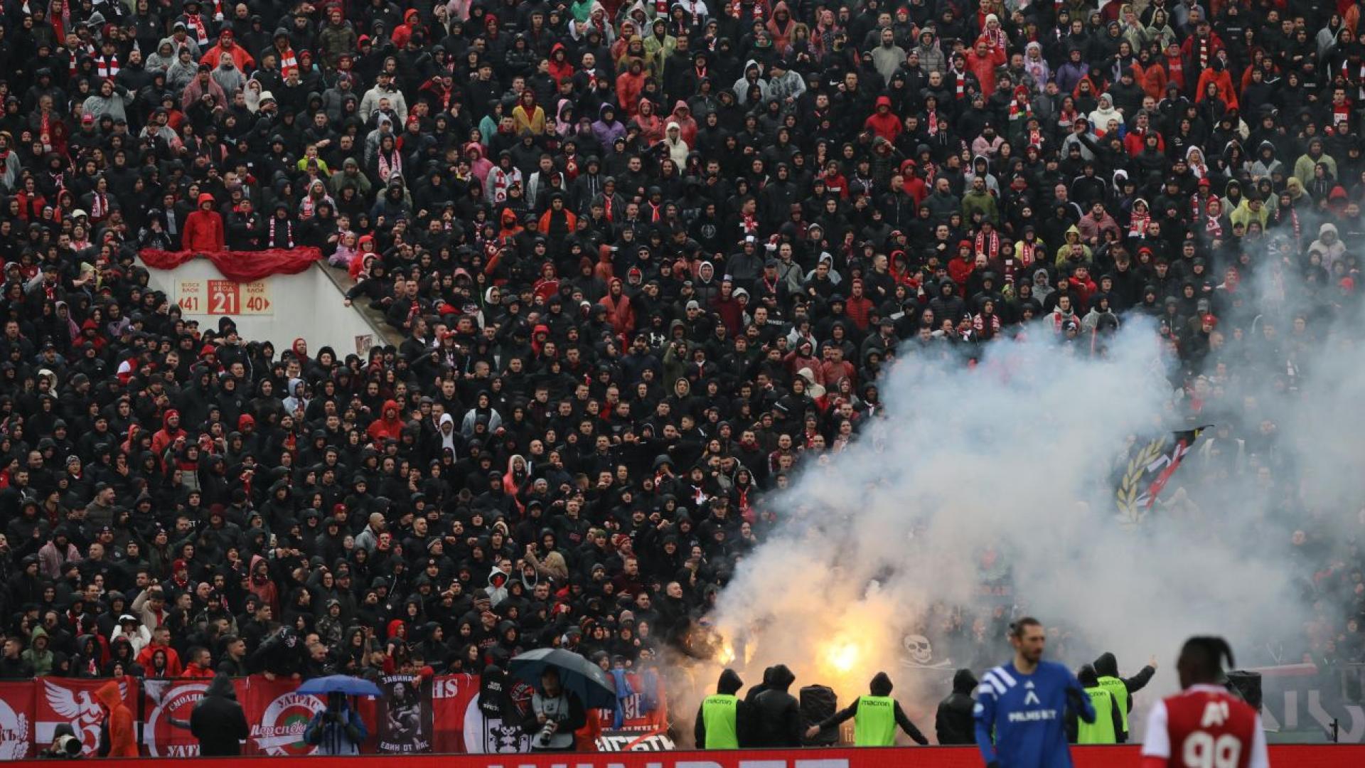 Общо 31 души са задържани по време на дербито между