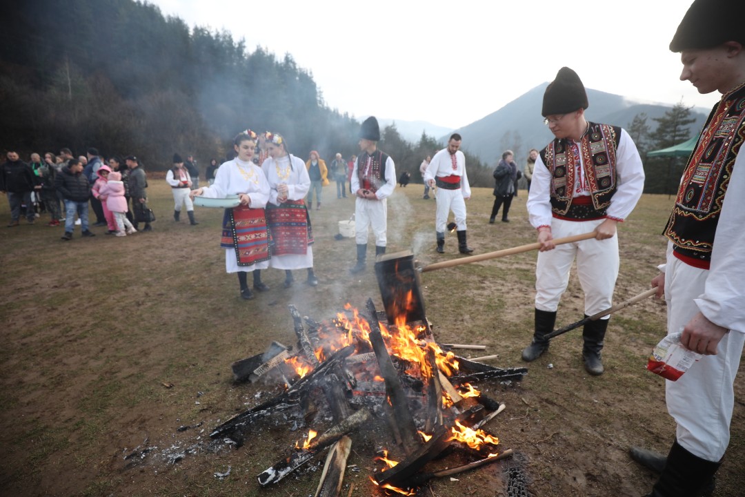 <p>Обичаят Сирни Заговезни в Етрополе</p>