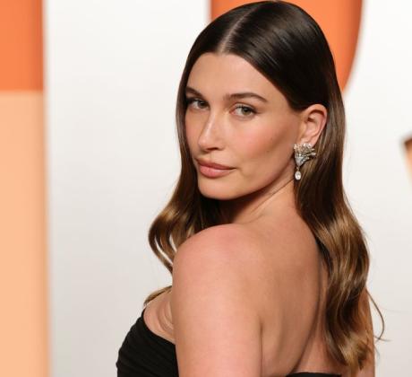 Хейли Бийбър е но корицата на Vogue но зад блясъка