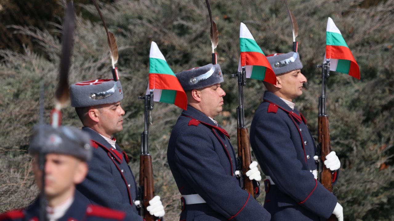 <p>Церемонията за 3 март в София през паметника на Незнайния воин</p>