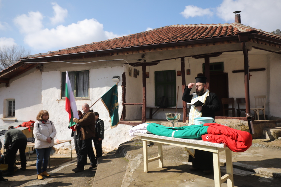 <p>Група млади мъже от Годеч спуснаха и закрепиха българското знаме на скалата при Разбоишкия манастир &bdquo;Въведение Богородично&rdquo;</p>