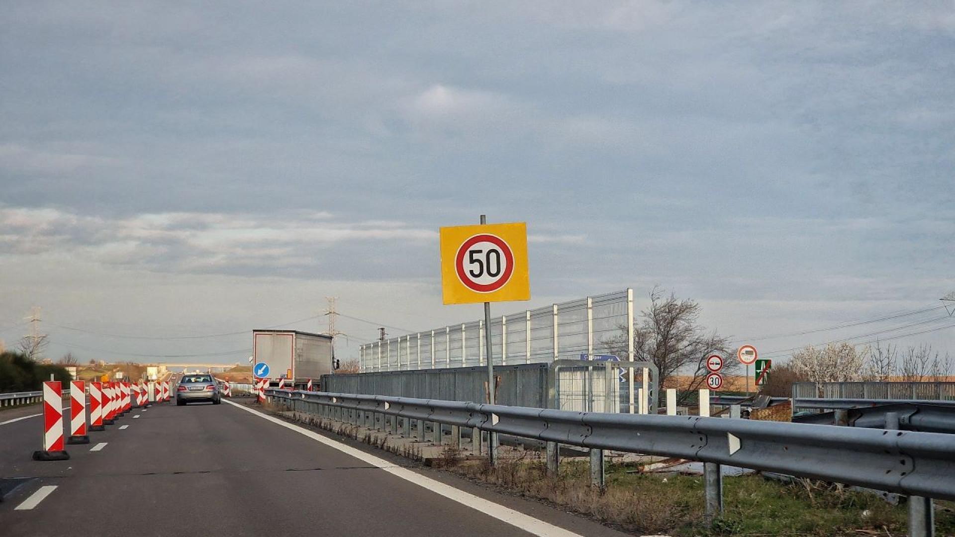 Движението в посока Бургас в две от четирите ленти в