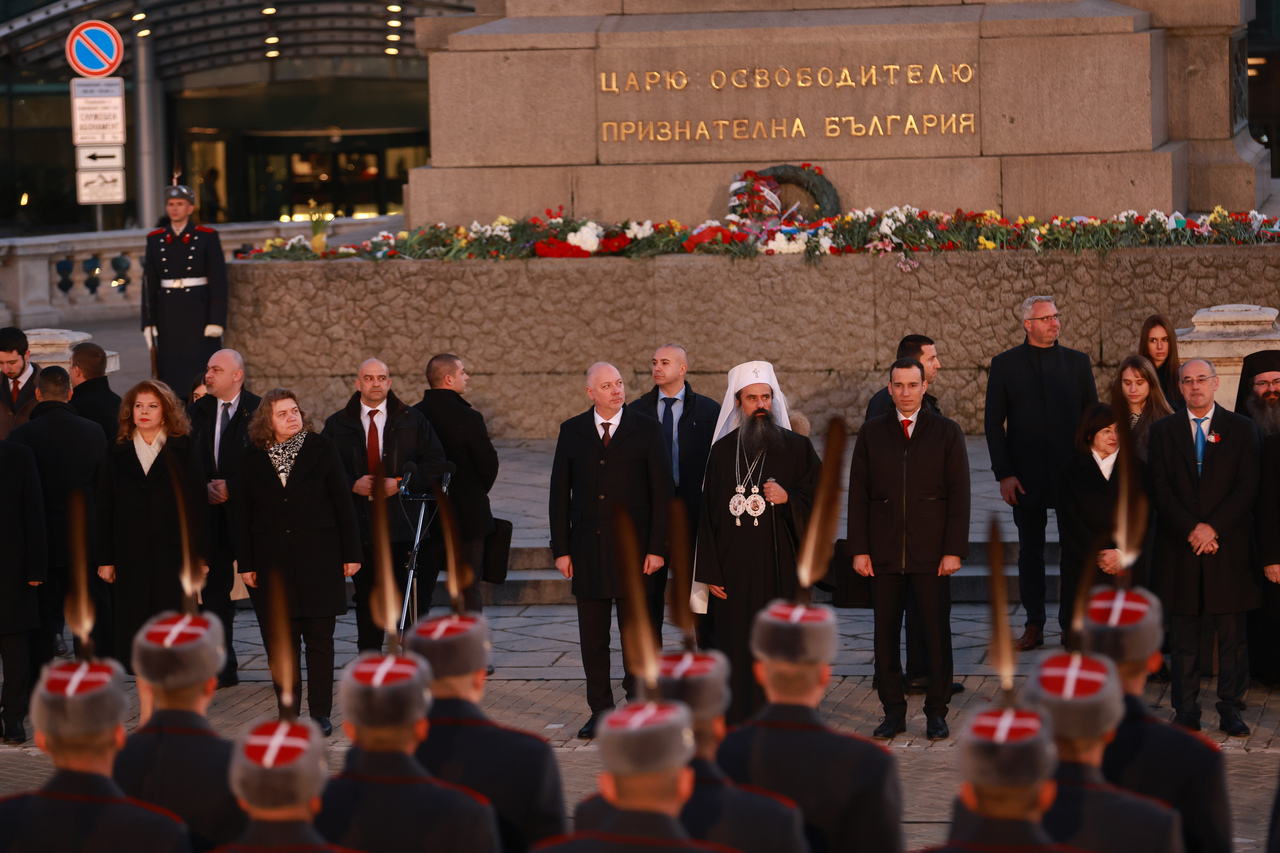 <p>С тържествена заря -проверка на площад &bdquo;Народно събрание&ldquo; в столицата се отбелязват 147 години от Освобождението на България.</p>