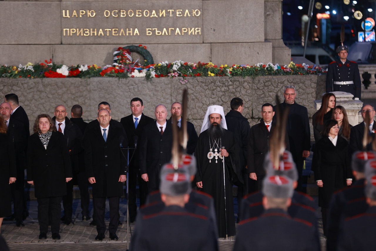 <p>С тържествена заря -проверка на площад &bdquo;Народно събрание&ldquo; в столицата се отбелязват 147 години от Освобождението на България.</p>