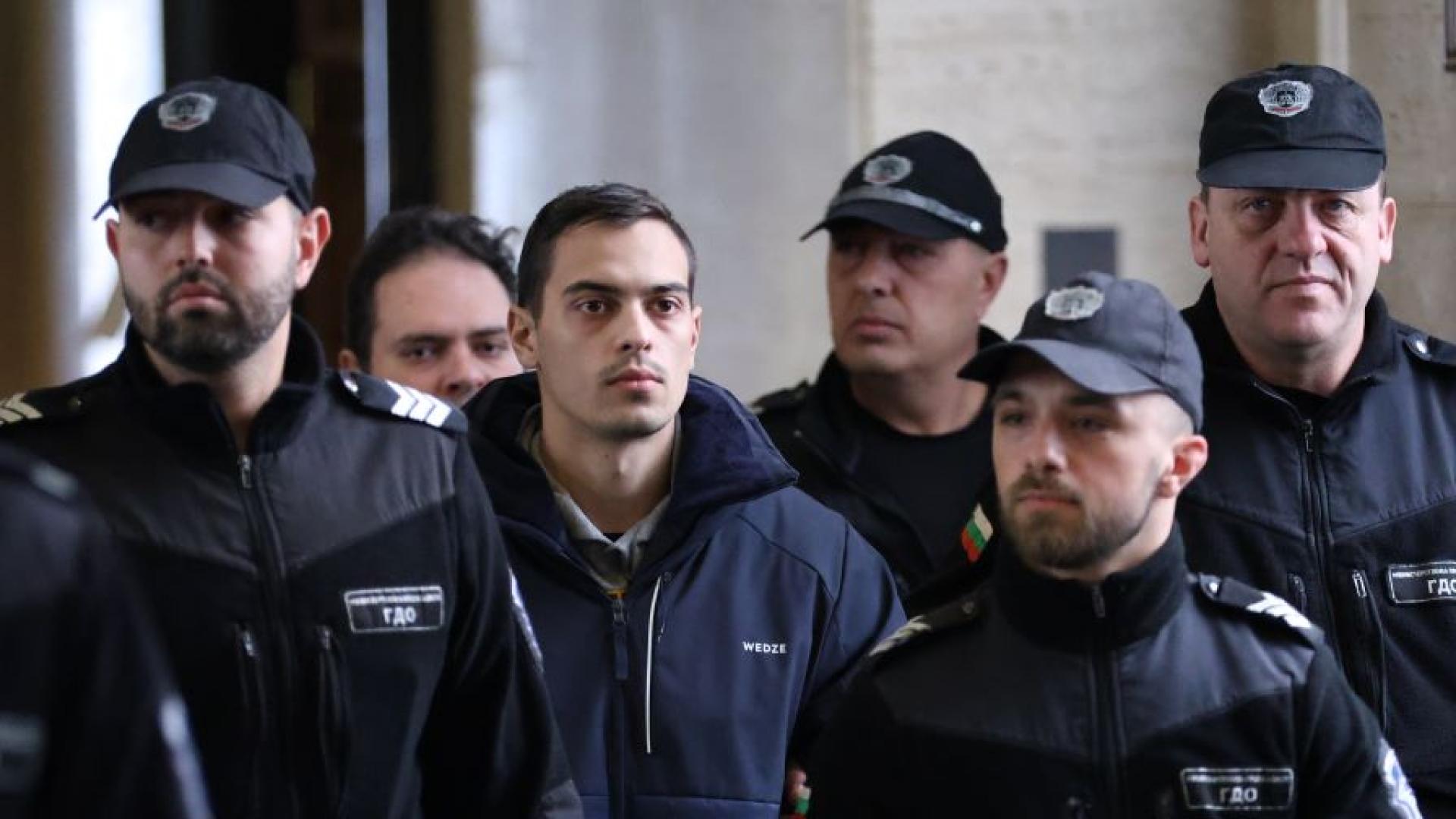 Четирима от задържаните за хулиганство пред Представителството на Европейската комисия