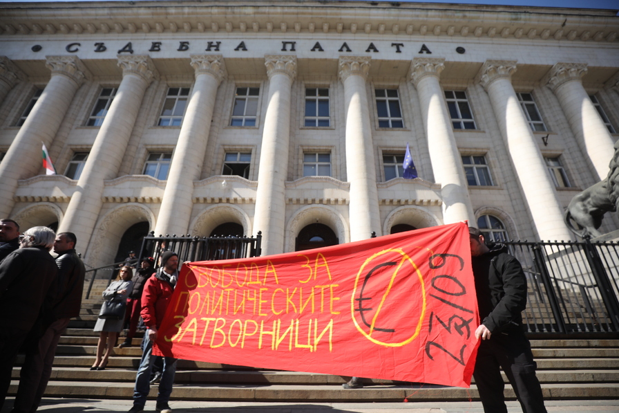 Окончателно: Четирима от задържаните след протеста на "Възраждане" остават в ареста