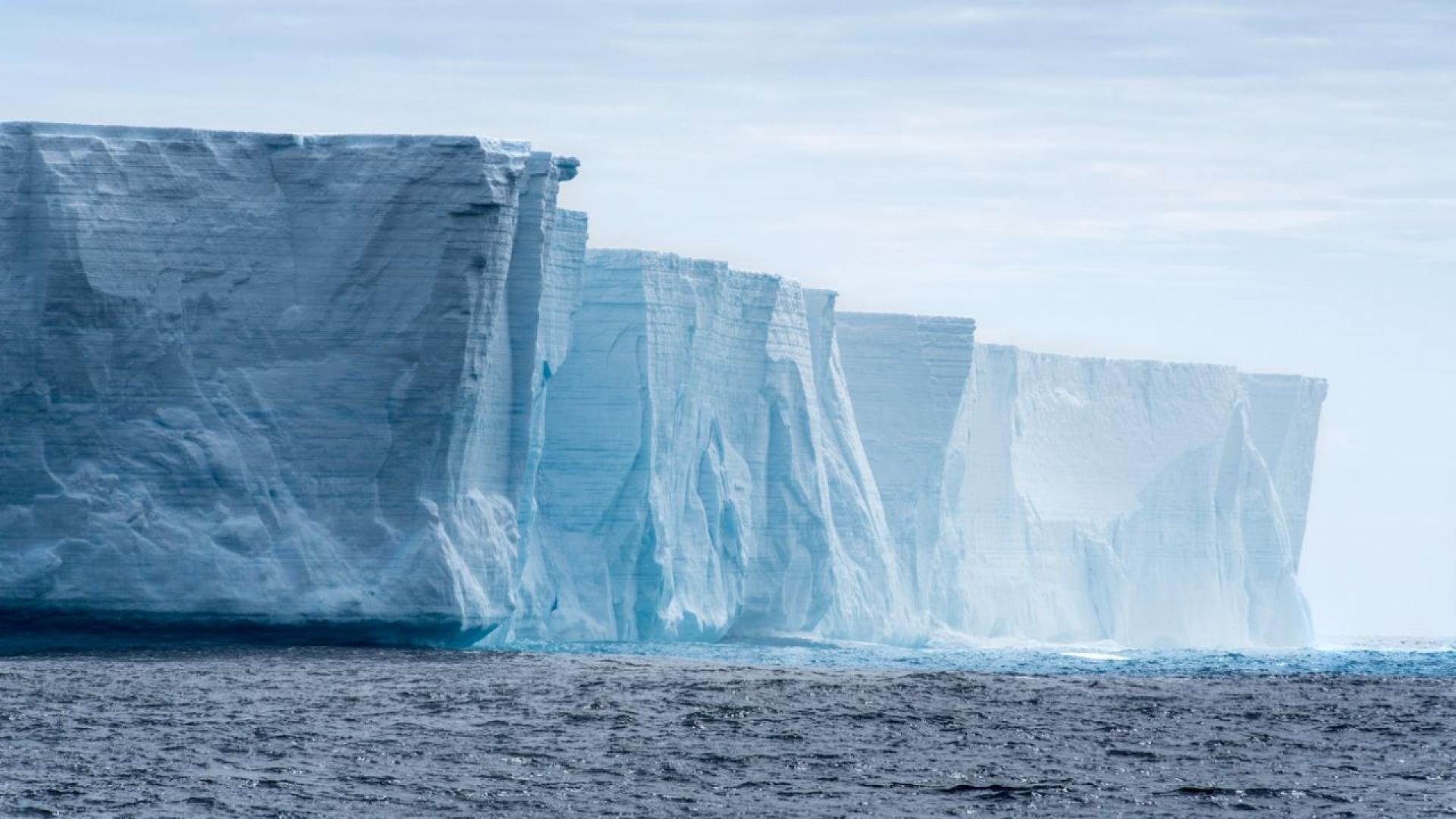 Най големият айсберг в света е заседнал в плитки води край