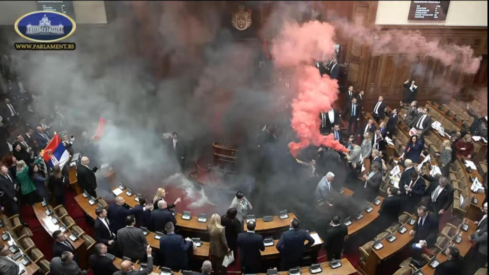 Всръбския парламент избухнаха безпрецедентни размирици по време на редовната пролетна сесия на