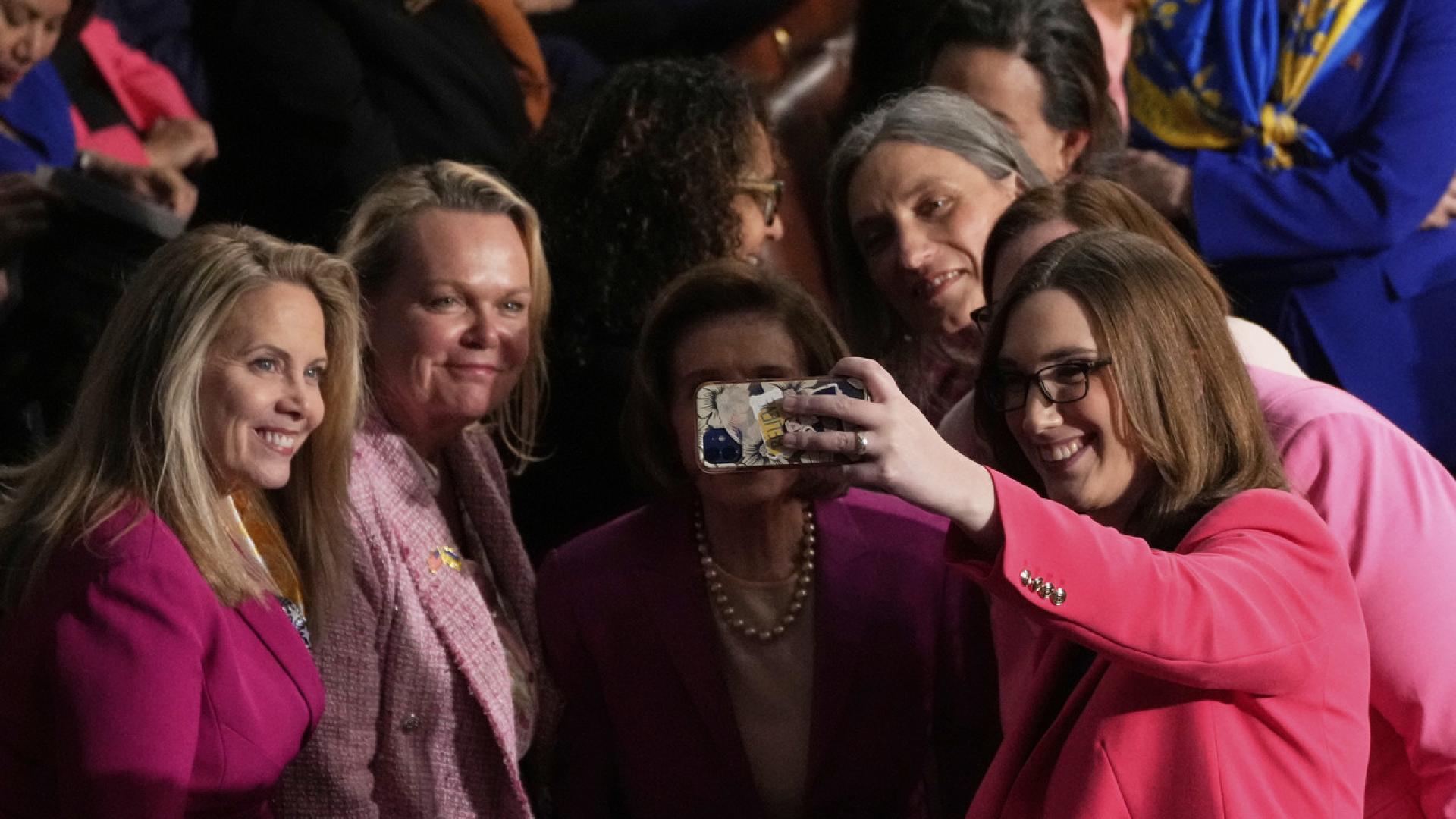 Много жени от Демократическата партия в Конгреса се облякоха в