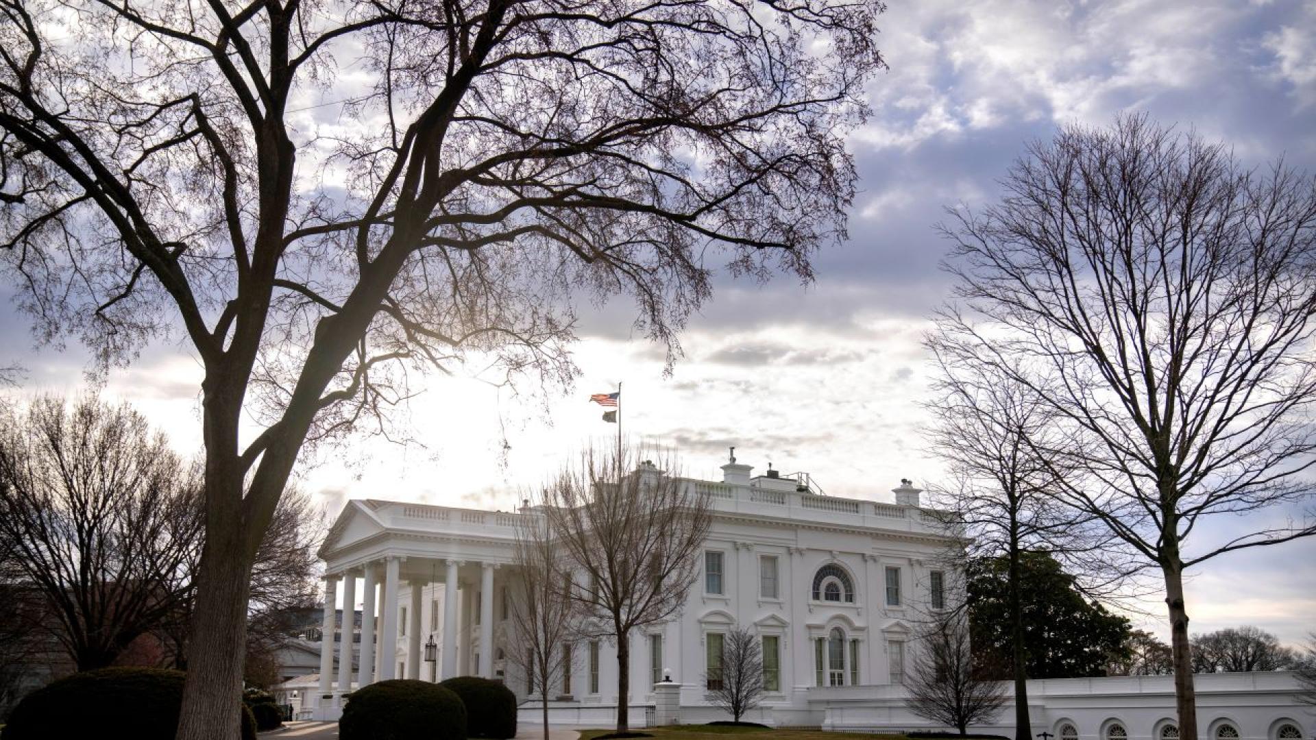 Служители на Сикрет сървис са простреляли тази нощ пред Белия