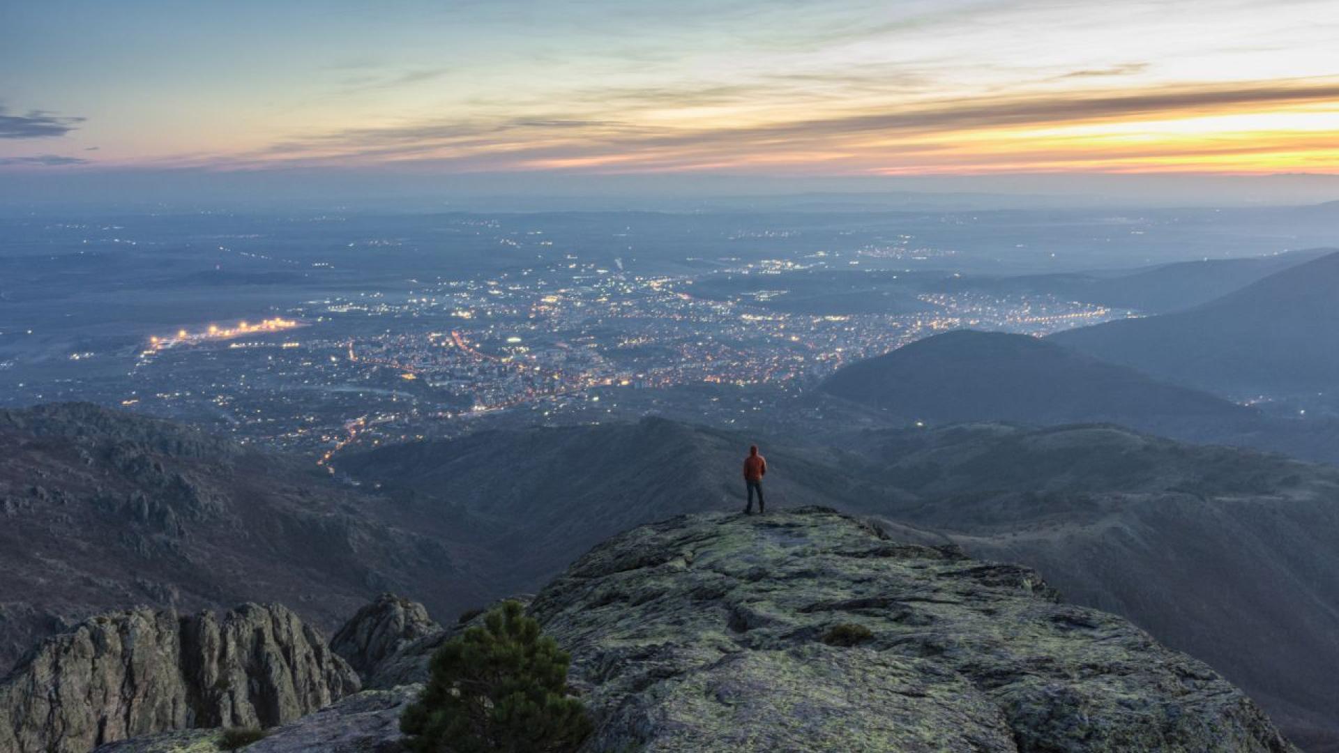 Семейство с две деца е било спасено тази нощ от